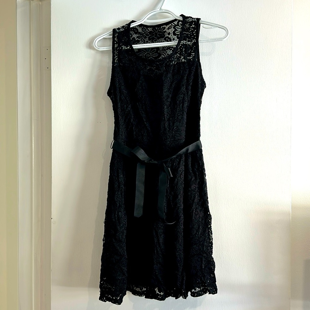 Small black dress with flowers and ribbon